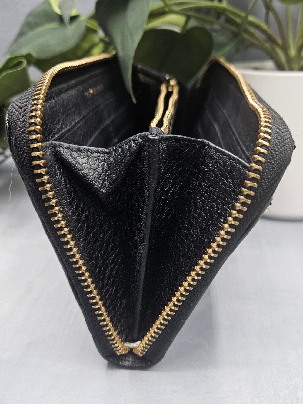Tory Burch black continental wallet features a prominent embossed logo and leath - Picture 13 of 15